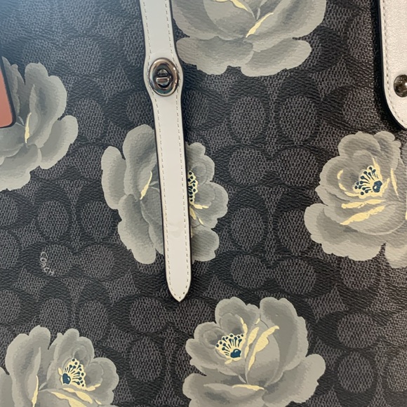 Coach shoulder tote bag 16-18” W. 10” Tall. 6” deep. Shoulder strap 31” - Picture 9 of 12